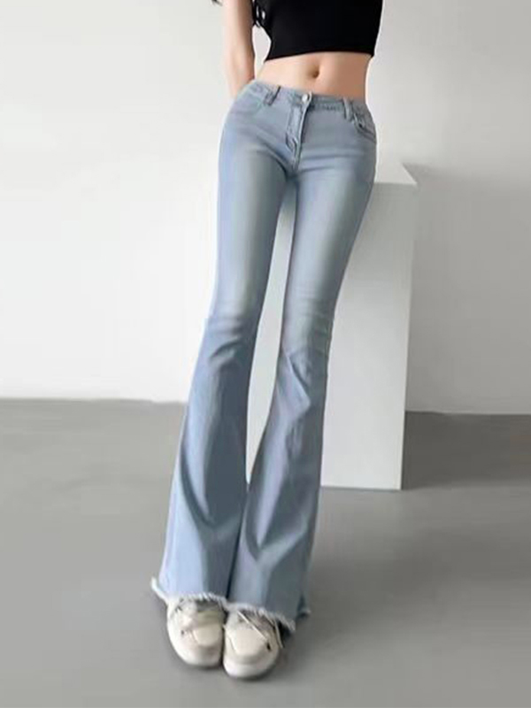 Gewaschene, dehnbare, ausgestellte Jeans mit niedrigem Bund-1