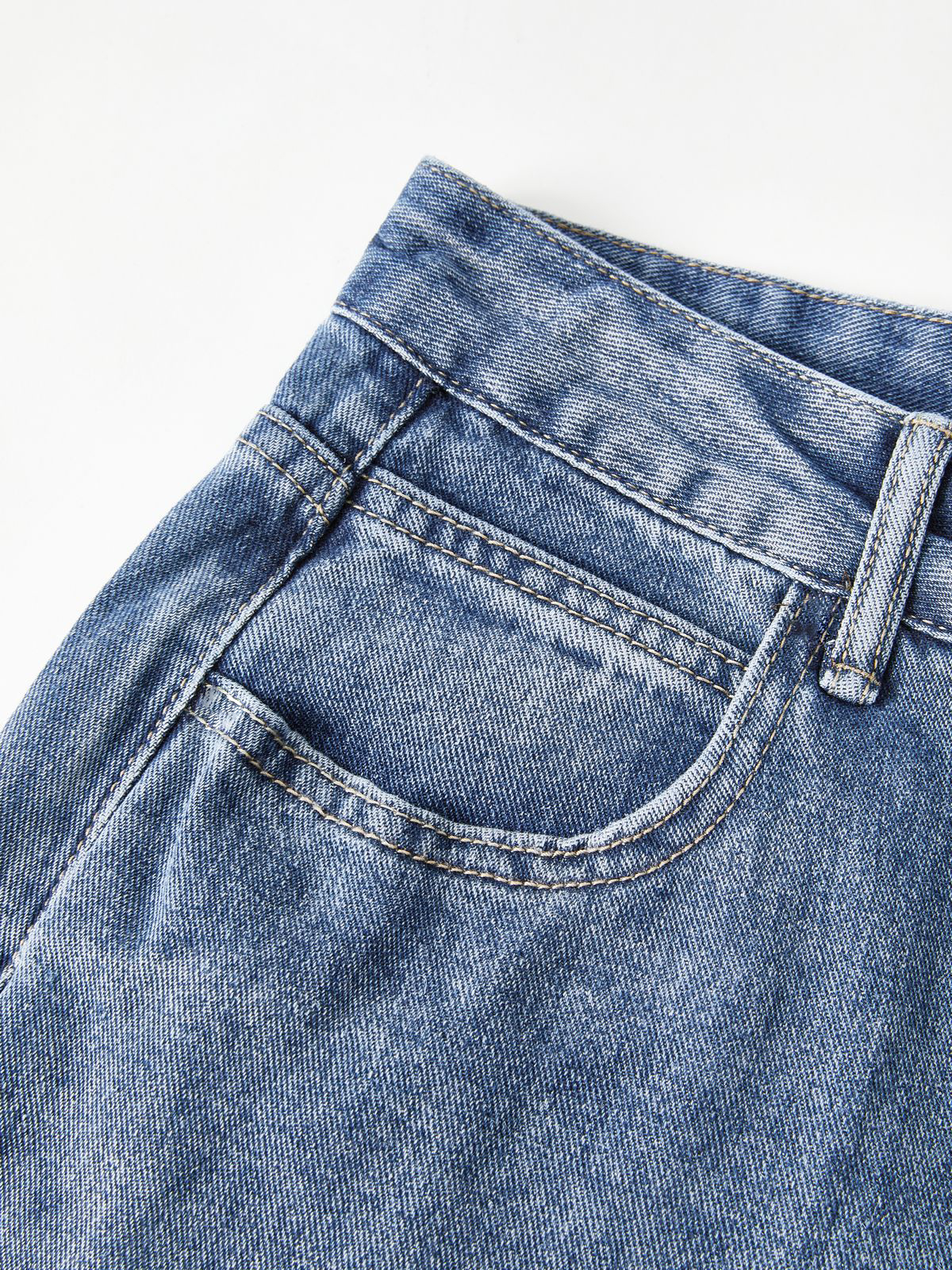 Boyfriend-Jeans mit Taschendesign in blauer Waschung-8