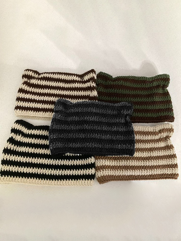 Handgefertigte gestreifte Strickmütze mit Horndetail-1