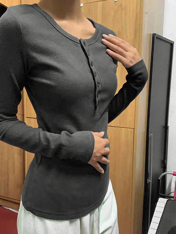 Einfarbiger, gerippter, langärmliger Strickpullover mit Knöpfen-1